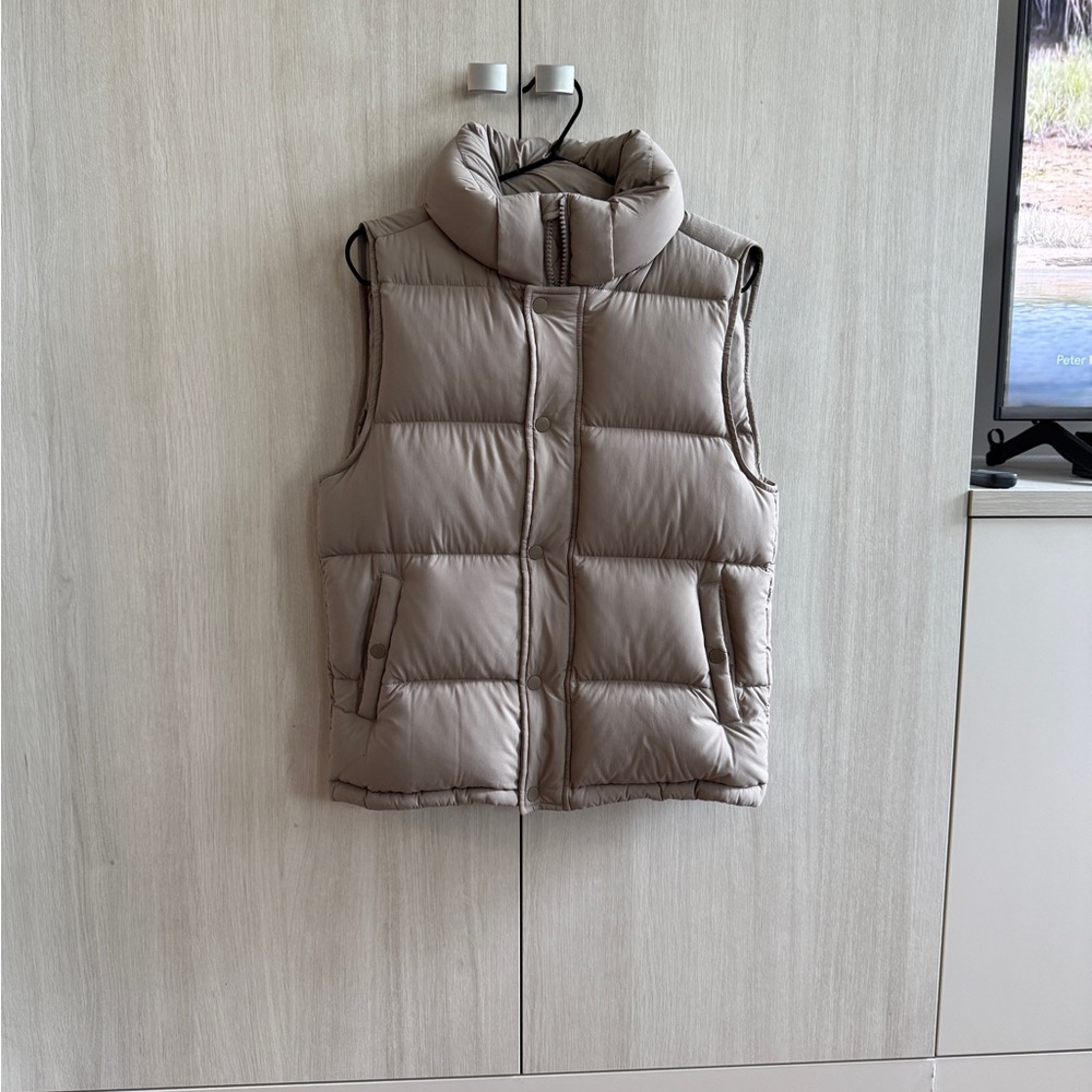 TNA THE SUPERPUFF VEST, TAUPE WITH DETACHABLE HOOD